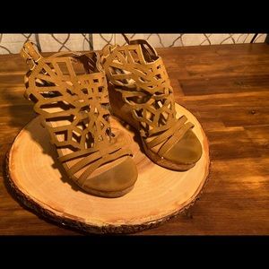 Wedges!! EUC. Buckle
